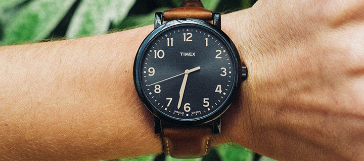 Herrenhandgelenk-mit-Timex-Armbanduhr