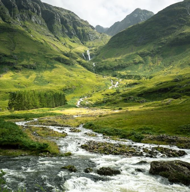 Stromschnelle in Natur mit Bergen