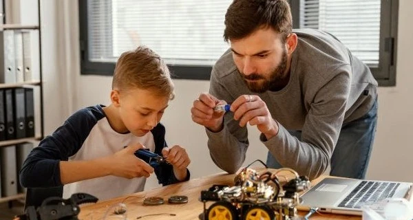 Vater-und-Sohn-bauen-Roboter-zusammen
