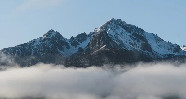 Wolkenverhangener Berg
