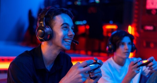 Zwei Junge Männer beim Gaming