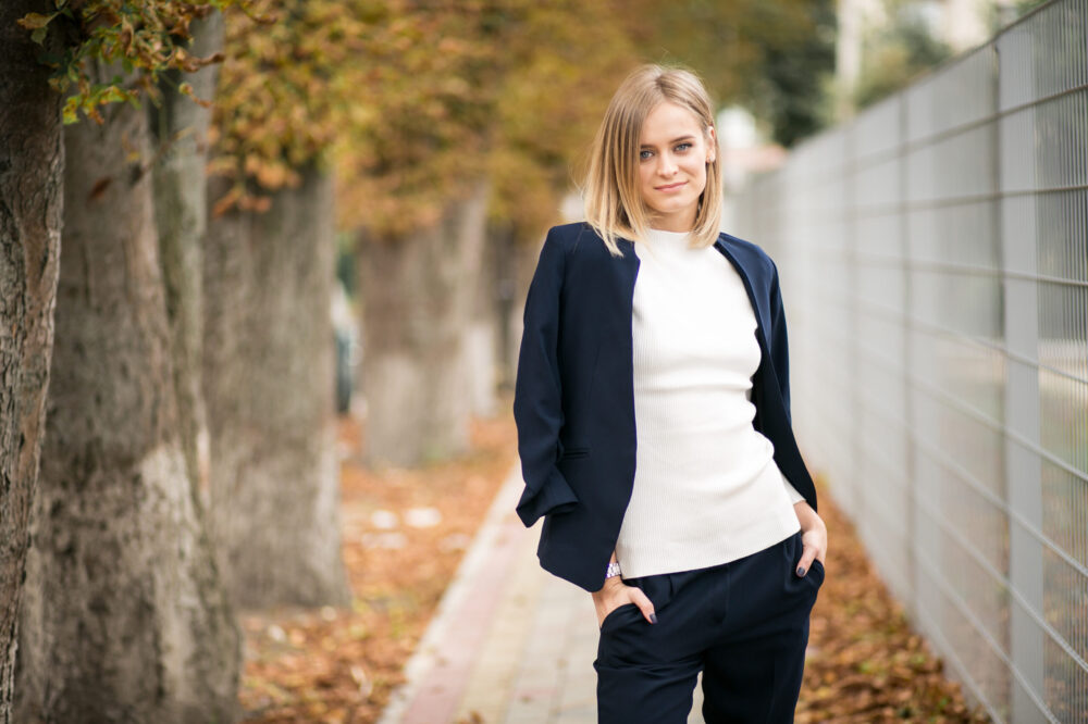 Eine Dame in einem Business Casual Look