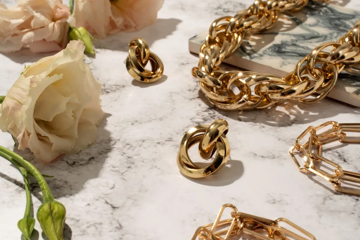 glänzende-luxuriöse-goldene-Kette