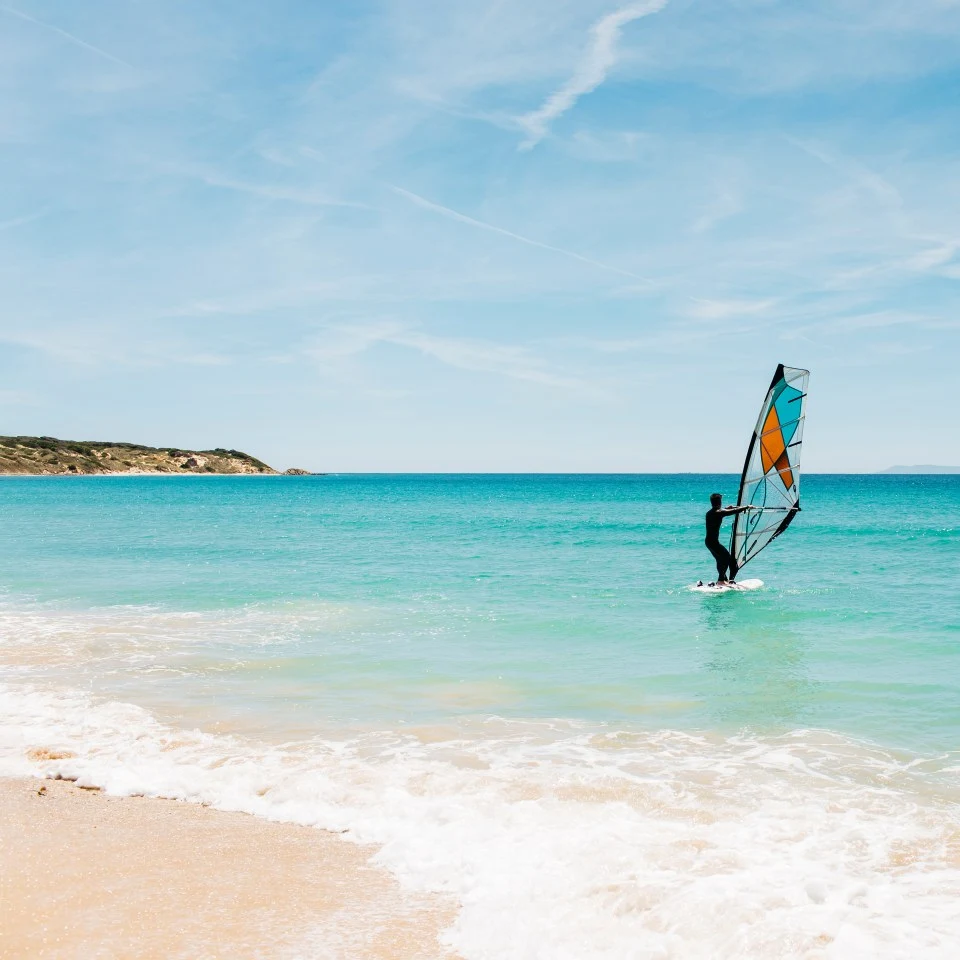 silhouette-windsurfer-blue-sea