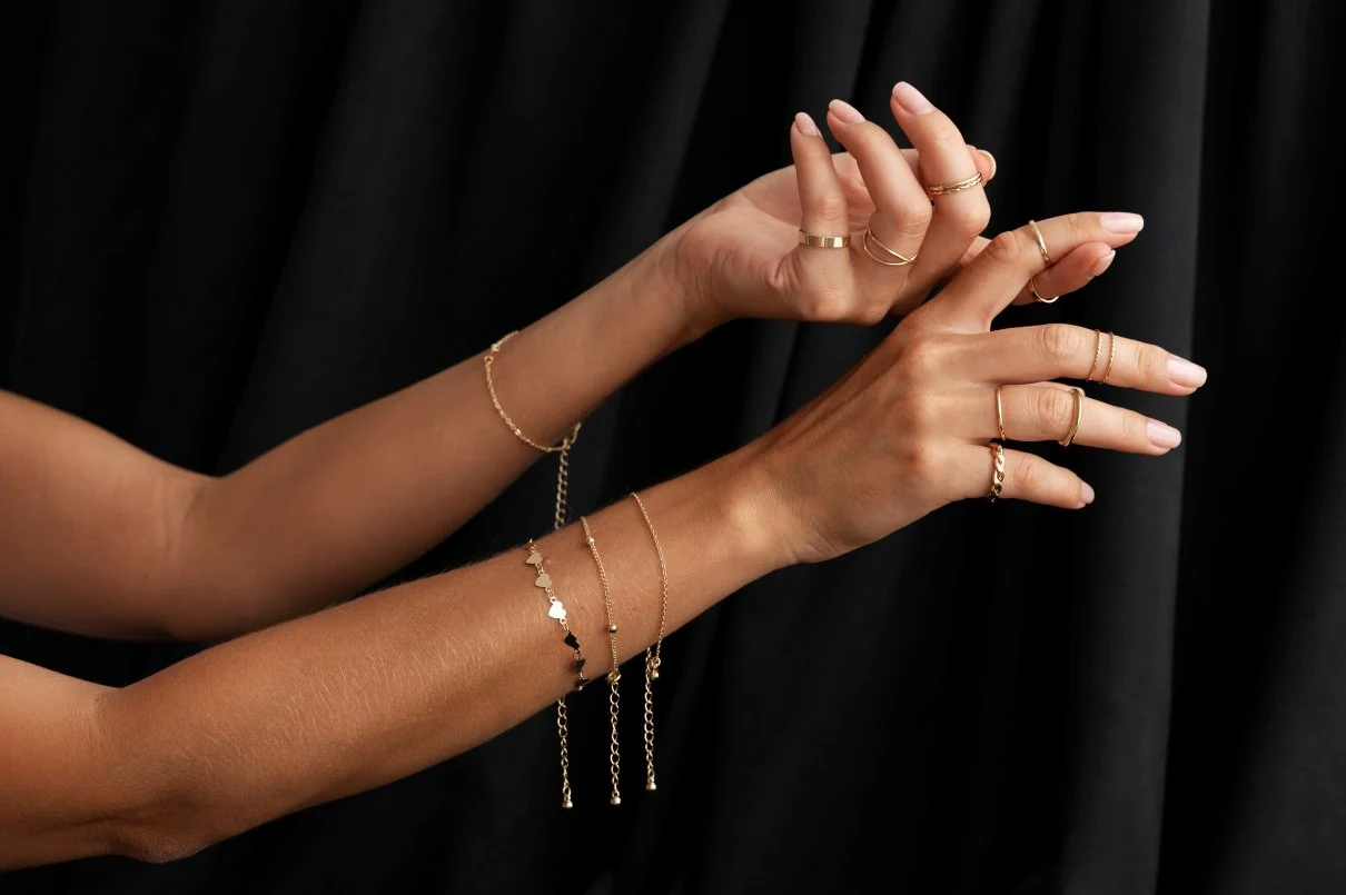 Frau mit goldenem Schmuck am Arm